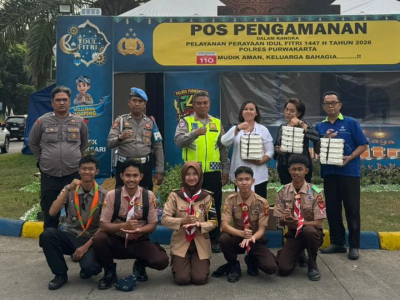 Menguatkan Kebersamaan: Berbagi untuk Petugas di Tengah Arus Mudik